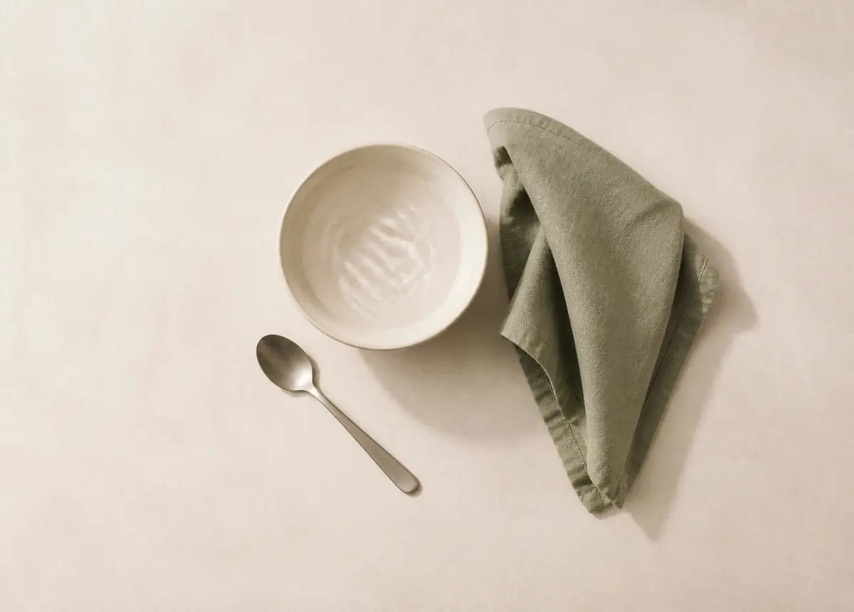 Ritual matinal — objeto, tecido, luz